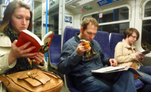 leyendo-en-transporte-publico