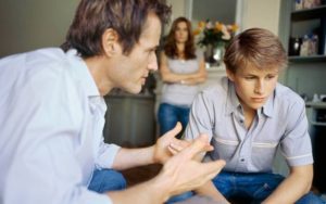 padre aconsejando hijo adolescente