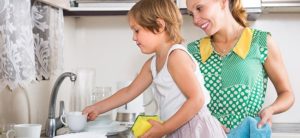 ninio colaborando con tareas hogarenias