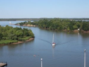Rio Uruguay entrada a puerto CdU jul 2017