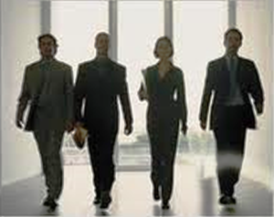 funcionarios caminando