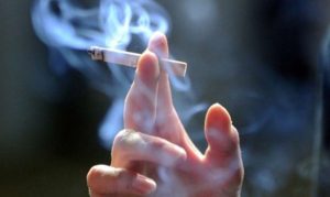 mano con cigarrillo ago 2017