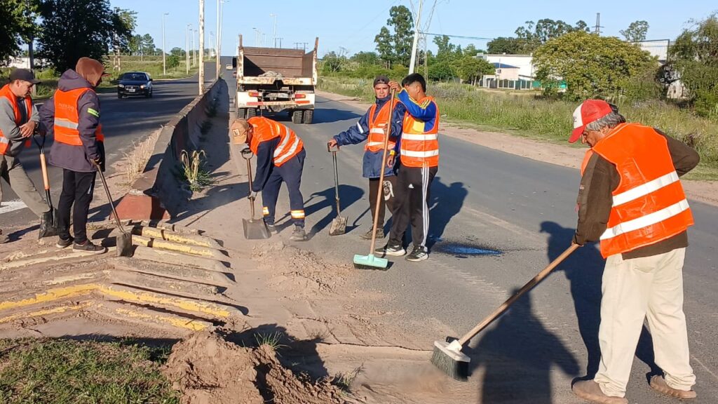 Operativo integral de limpieza en el acceso a Concepción del Uruguay ...